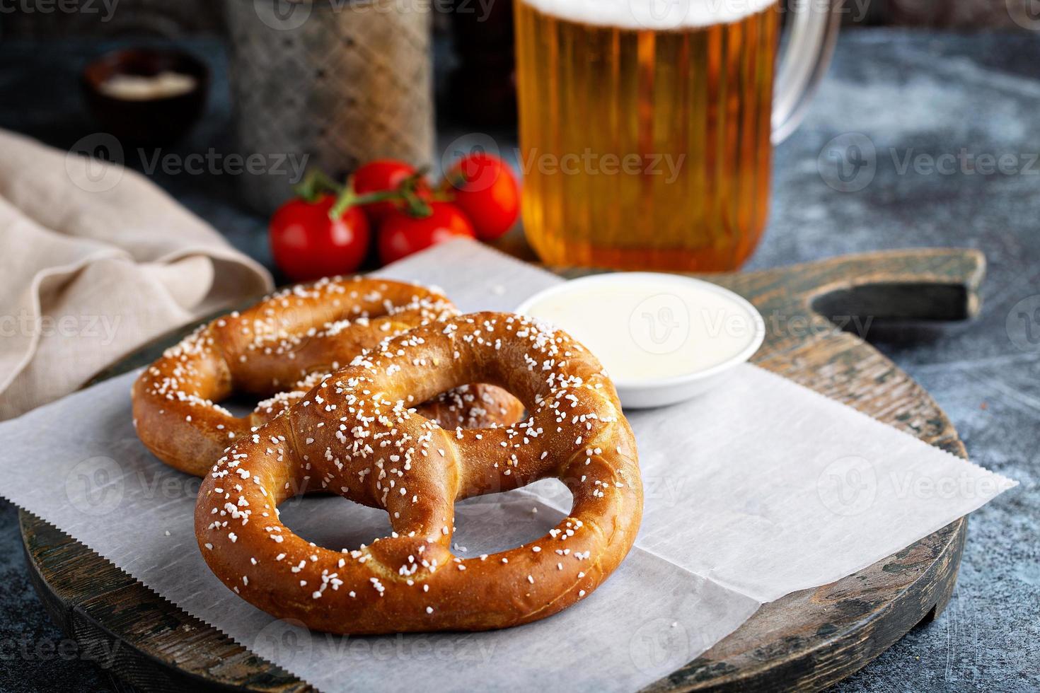 bretzels avec sauce au fromage et bière photo