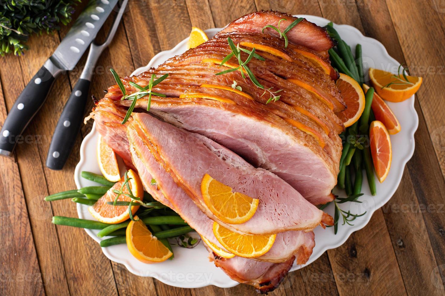 jambon glacé au miel de noël servi sur une assiette photo