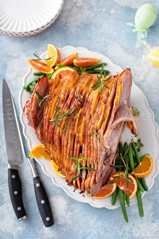 jambon de pâques traditionnel avec glaçage au miel d'orange photo