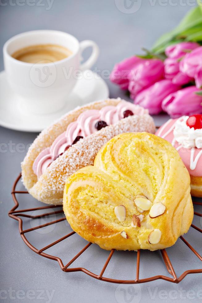 pâtisseries avec café et fleurs photo