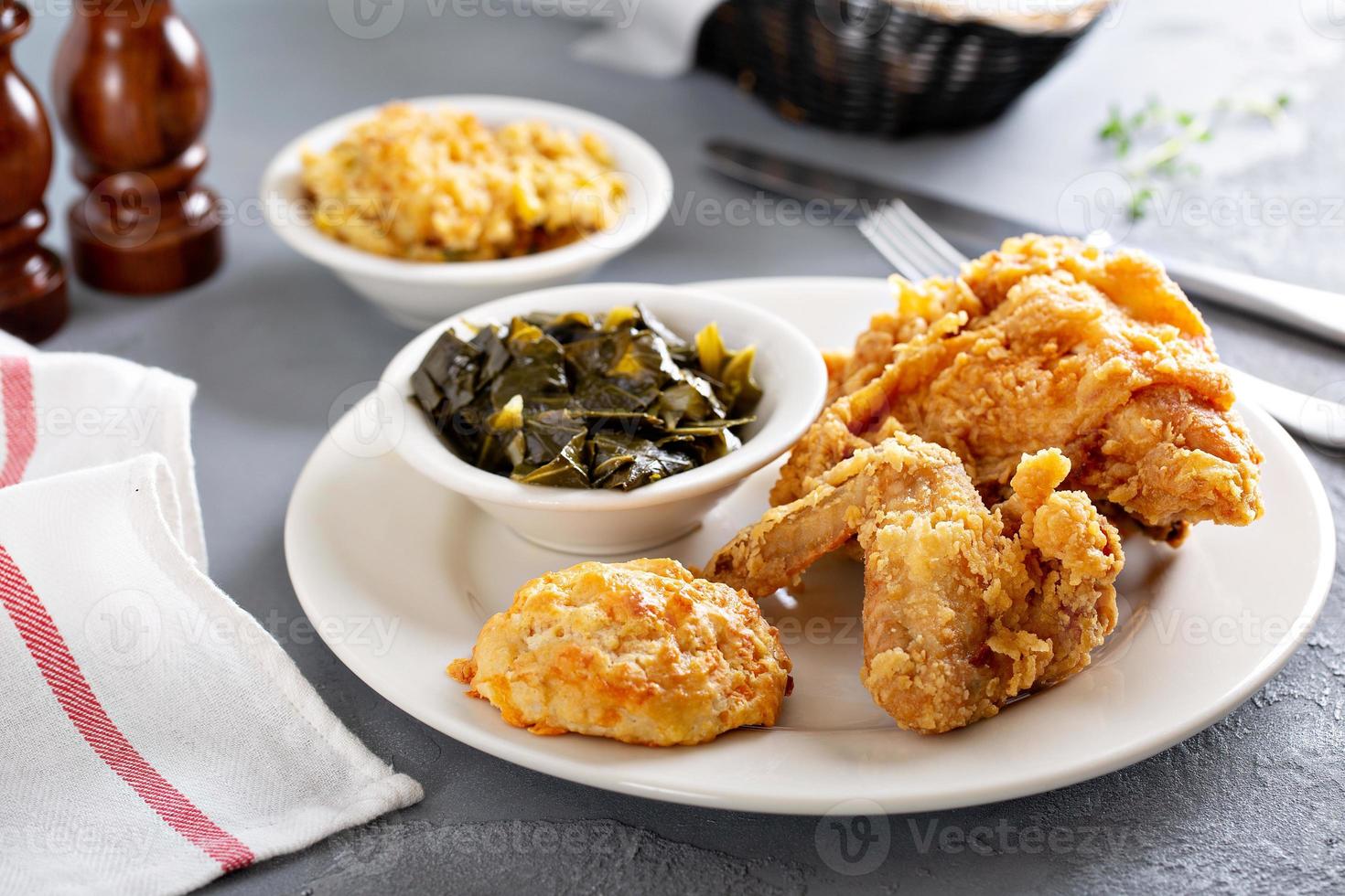 poulet frit du sud avec chou vert photo