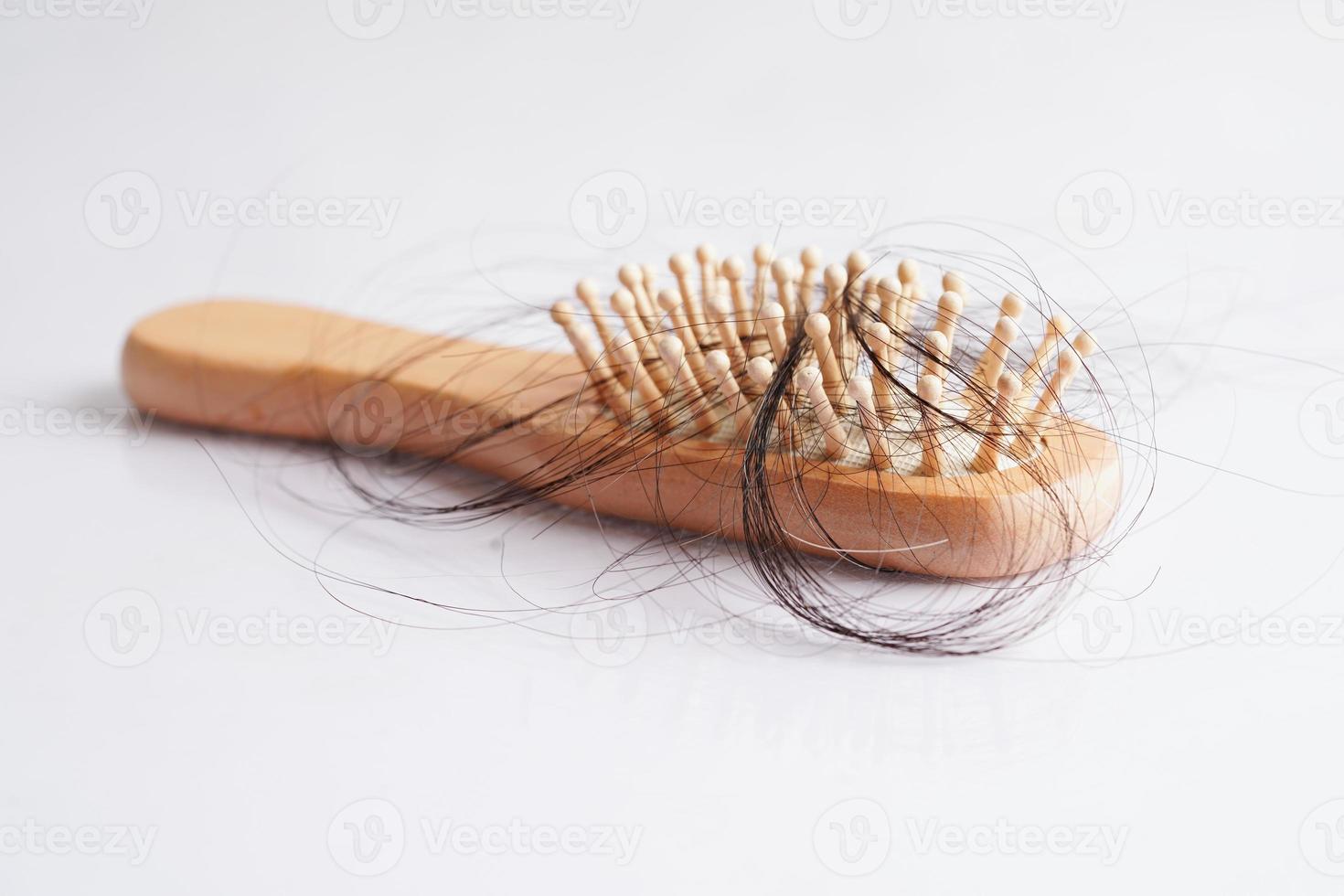 perte de cheveux chute avec brosse peigne isolé sur fond blanc. photo