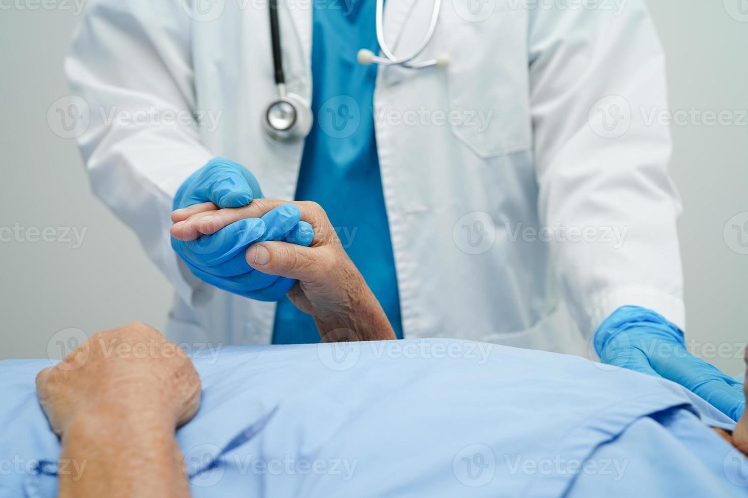 médecin tenant par la main une patiente âgée asiatique, aide et soins à l'hôpital. photo