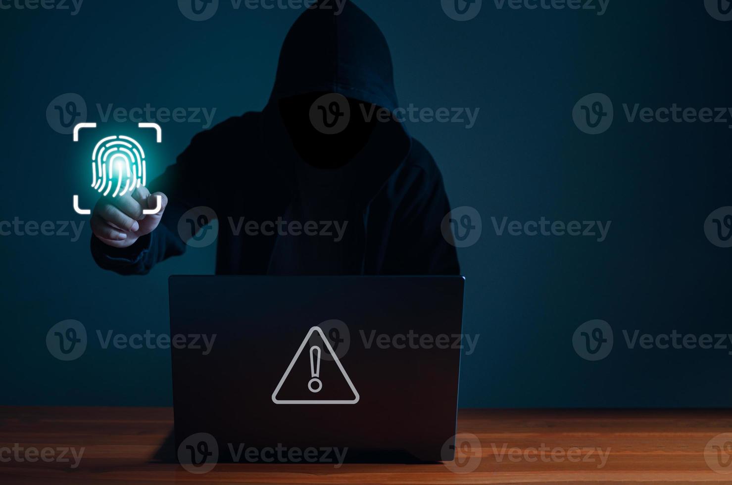 les pirates travaillent sur des ordinateurs portables dans l'obscurité. le concept de sécurité de l'information dans le réseau Internet et l'espionnage de l'information. photo