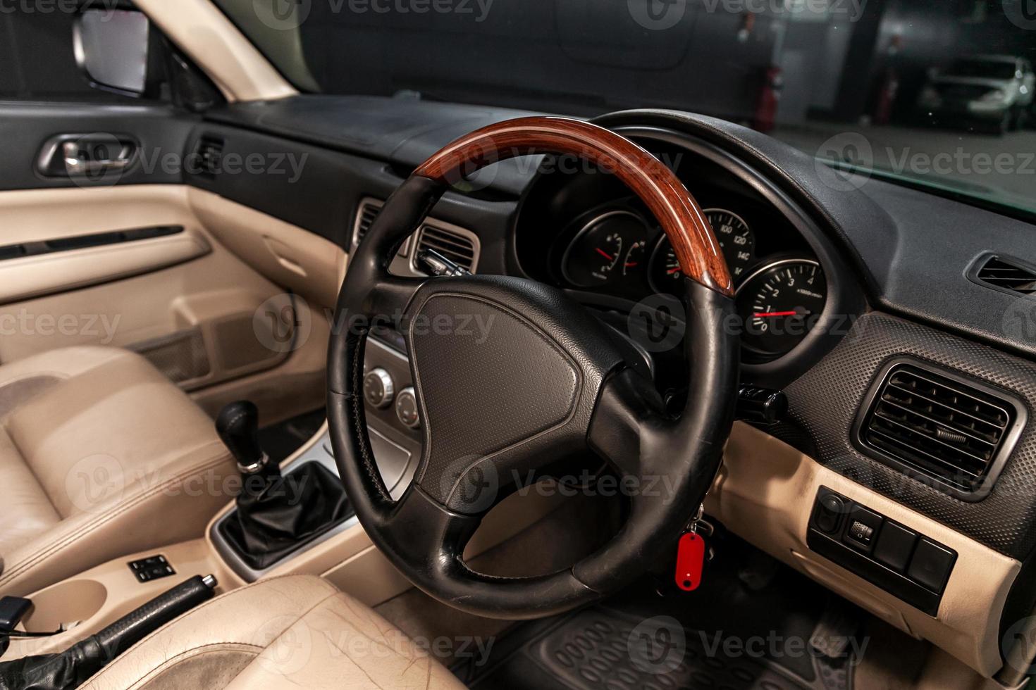 vue intérieure de la voiture avec salon noir. intérieur de voiture de prestige de luxe moderne photo