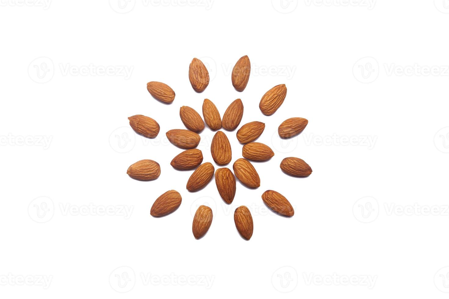 motif de noix - amandes pelées sur fond blanc en forme de cercle. concepts sur la décoration, l'alimentation saine et l'arrière-plan alimentaire. photo