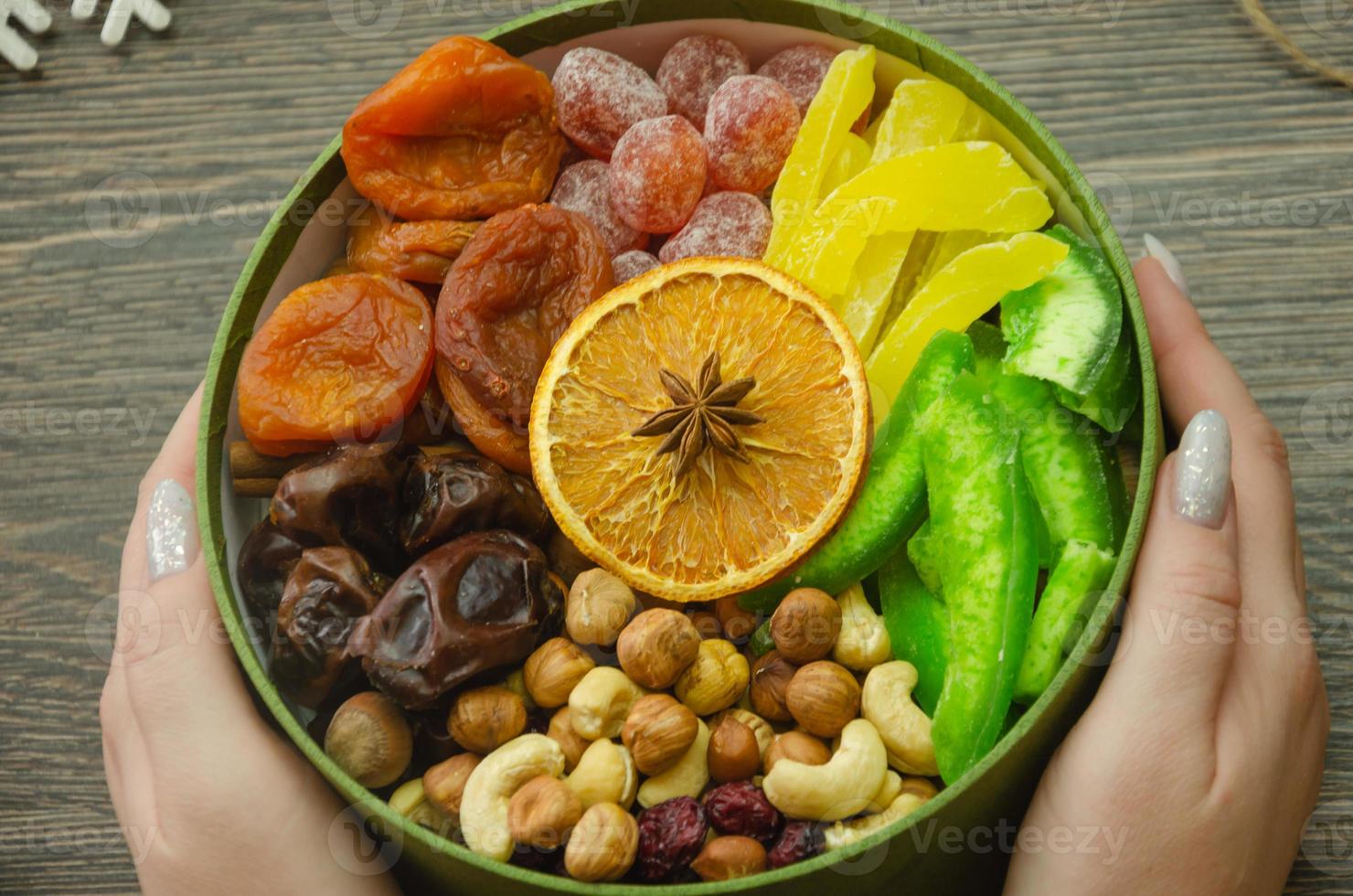 assortiment de noix de fruits secs et de fruits confits dans une boîte, vue de dessus photo
