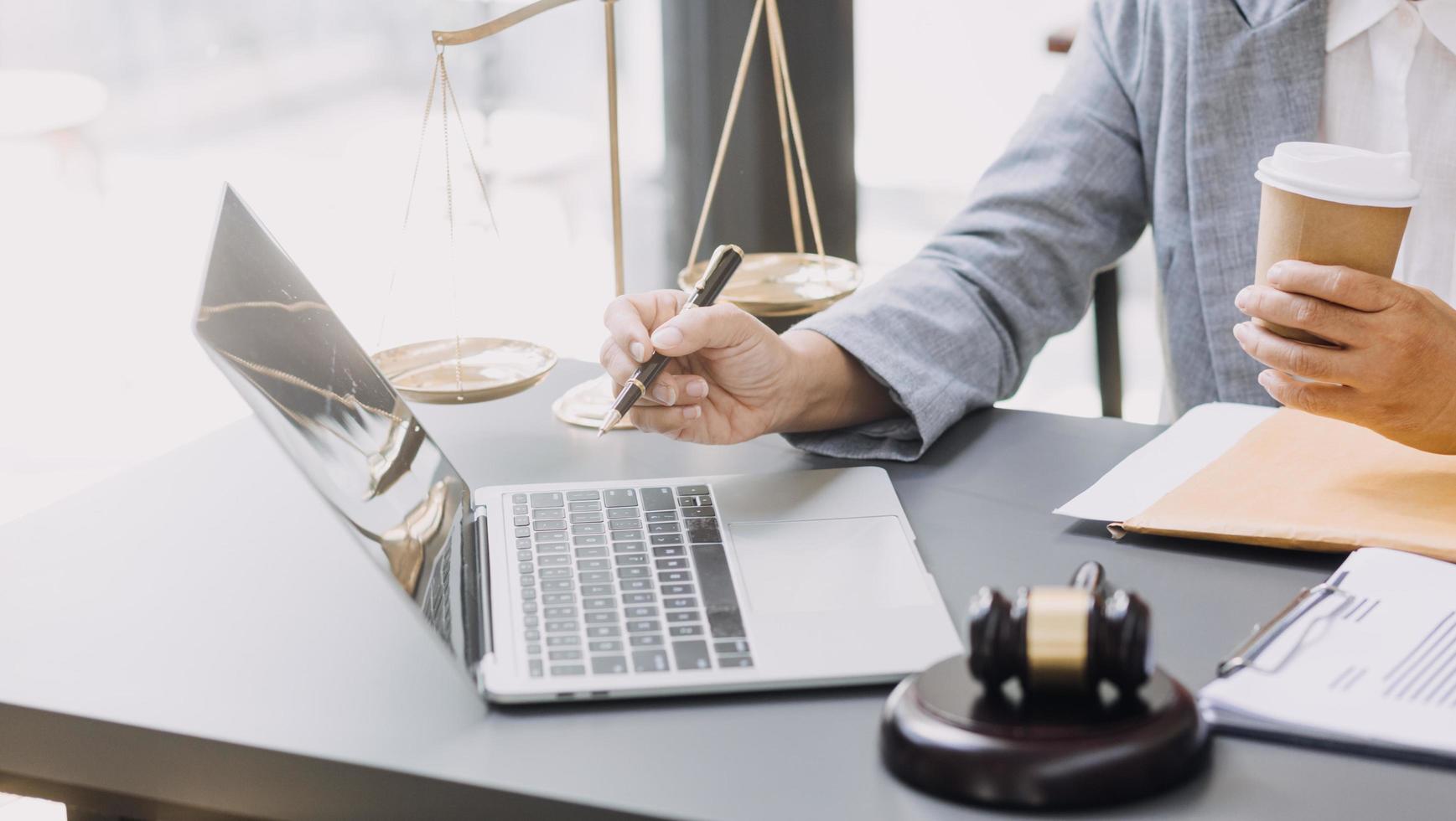 livres de droit et balances de la justice sur le bureau de la bibliothèque du cabinet d'avocats. concept d'éducation juridique de jurisprudence. photo