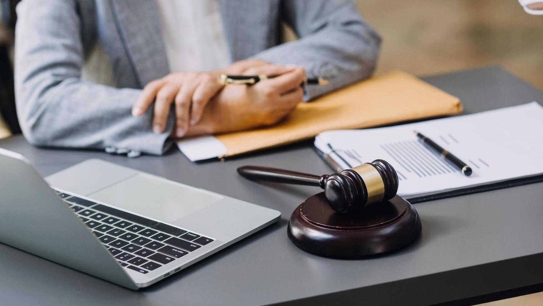 livres de droit et balances de la justice sur le bureau de la bibliothèque du cabinet d'avocats. concept d'éducation juridique de jurisprudence. photo