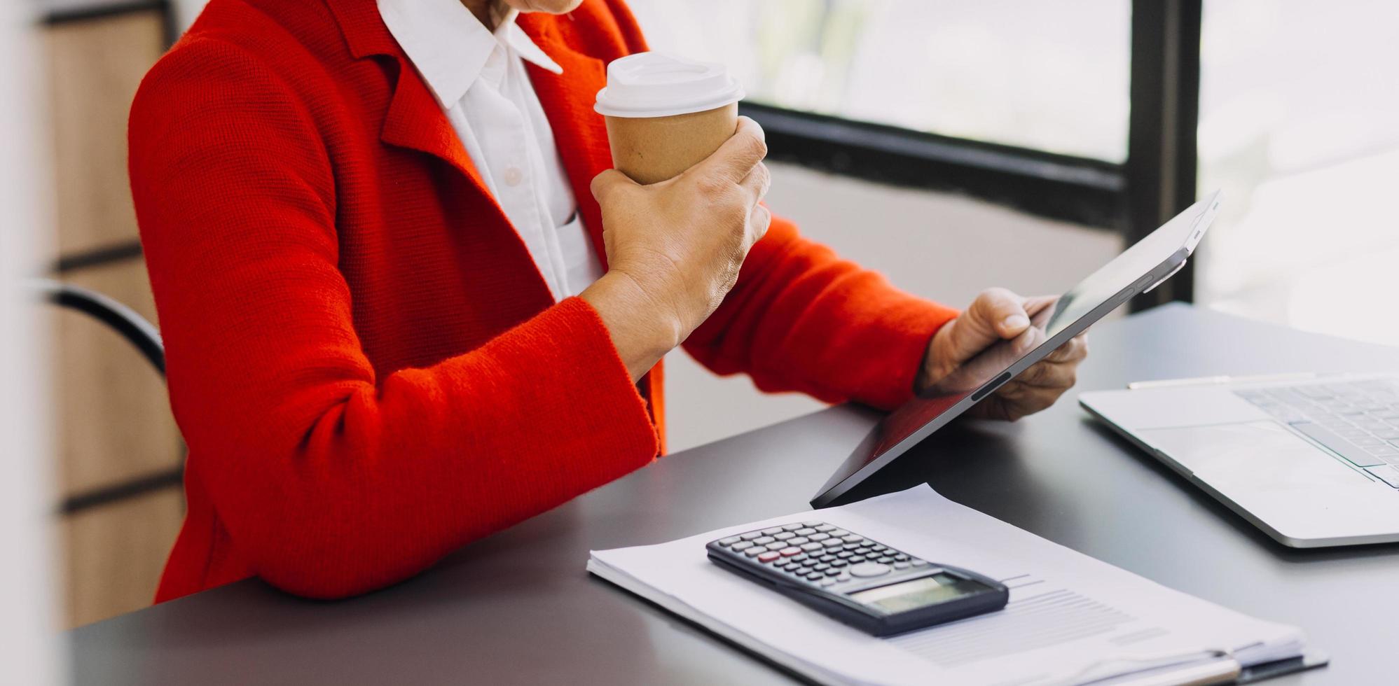 technologie de financement des entreprises et investisseur commercial en investissement. fonds d'investissements boursiers et actifs numériques. homme d'affaires analysant les données financières du graphique de trading forex. photo