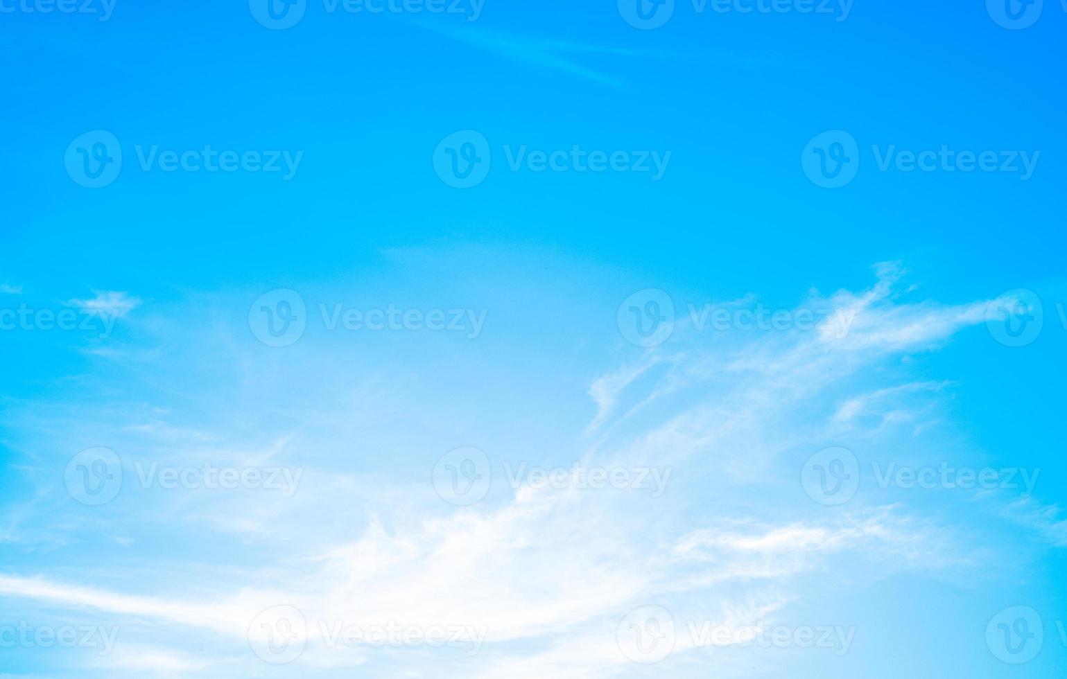 beaux nuages blancs doux sur le ciel bleu parfaits pour le fond, saison des pluies photo