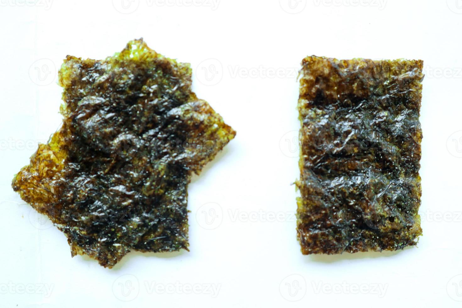 algue nori isolé sur fond blanc. nori de cuisine japonaise. feuilles d' algues sèches. 15958097 Photo de stock chez Vecteezy