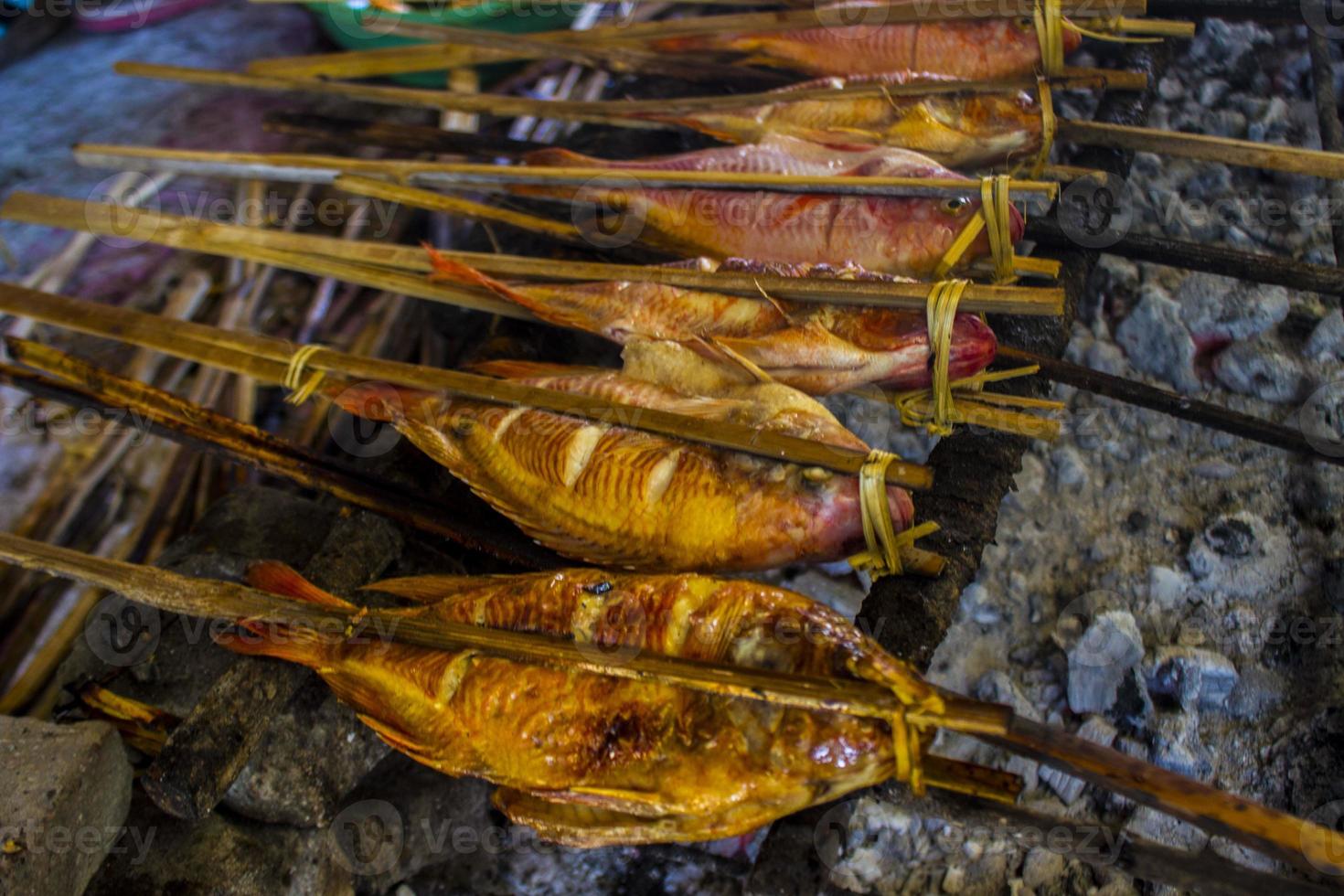 poisson grillé, poisson grillé tilapia du nil grillé sur charbon de bois chaud photo