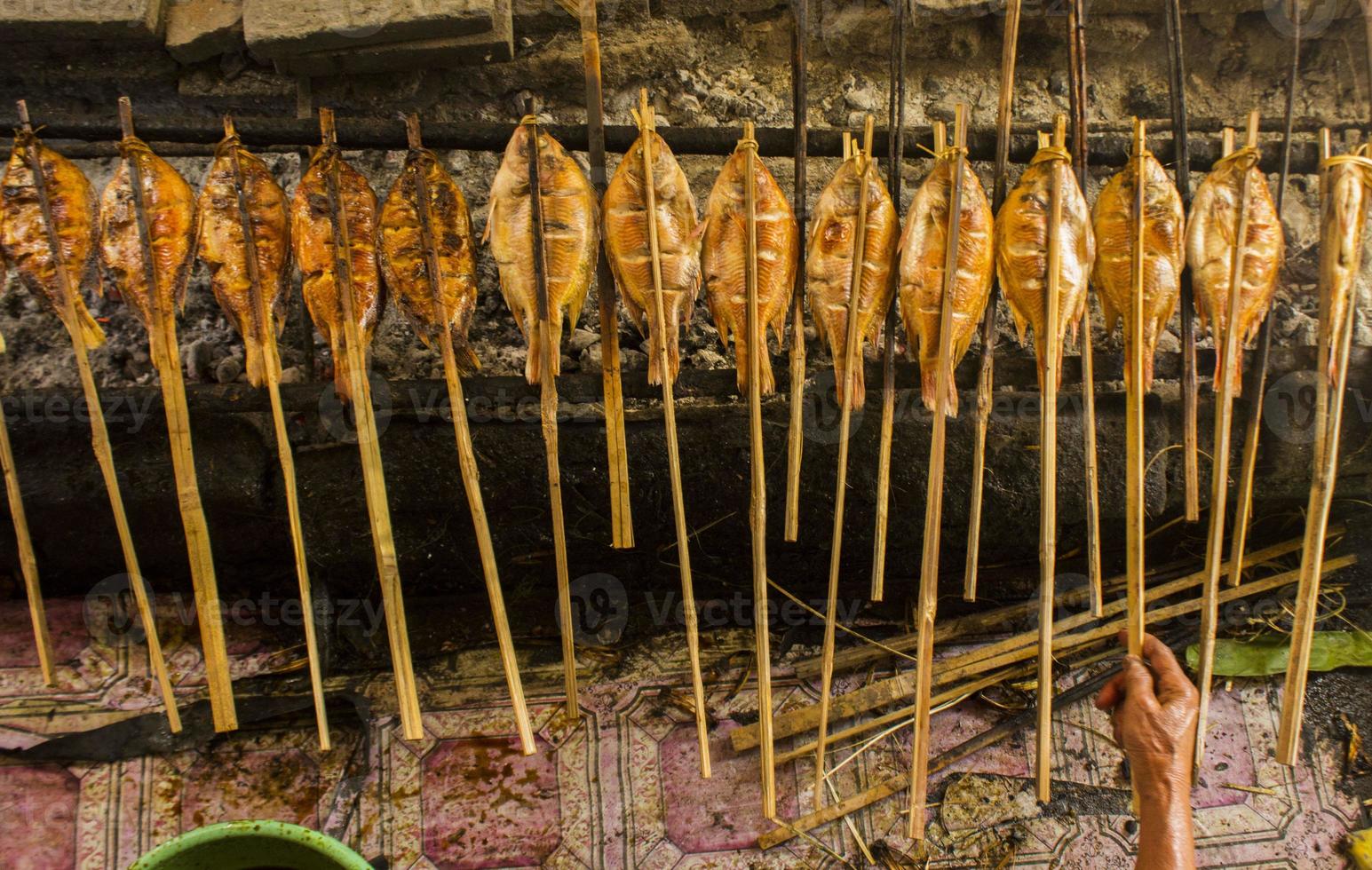 poisson grillé, poisson grillé tilapia du nil grillé sur charbon de bois chaud photo