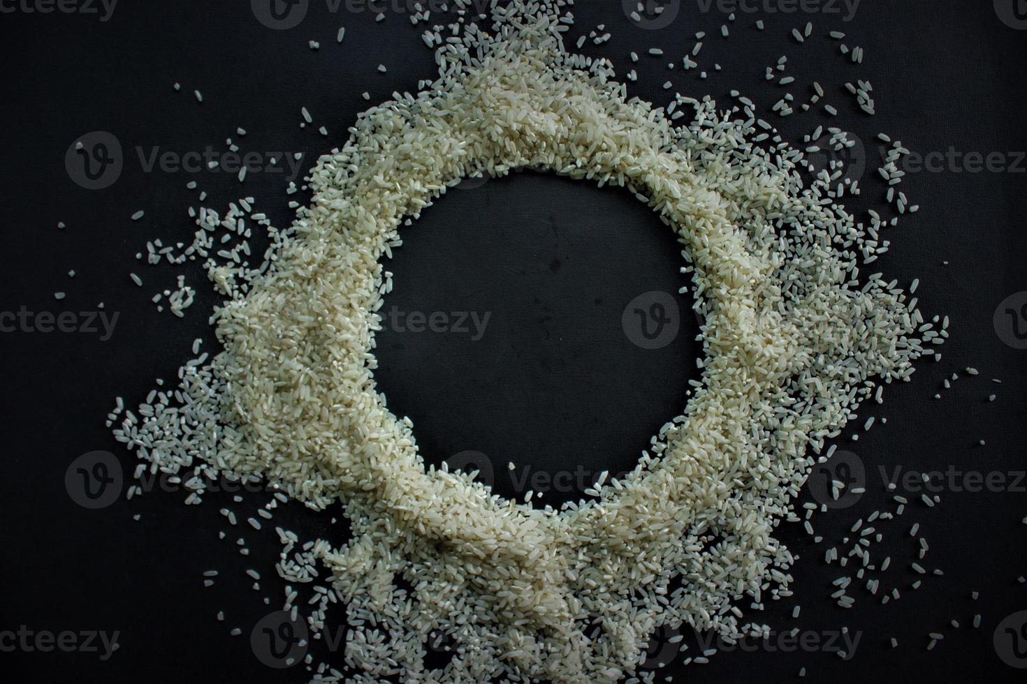 riz cru d'indonésie avec une forme de cercle au centre isolé sur fond noir photo