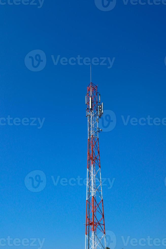 tour de communication. treillis telco pour communication internet 3g 4g 5g apocalypse, mobile, radio fm et diffusion télévisée sur air avec ciel bleu en arrière-plan photo