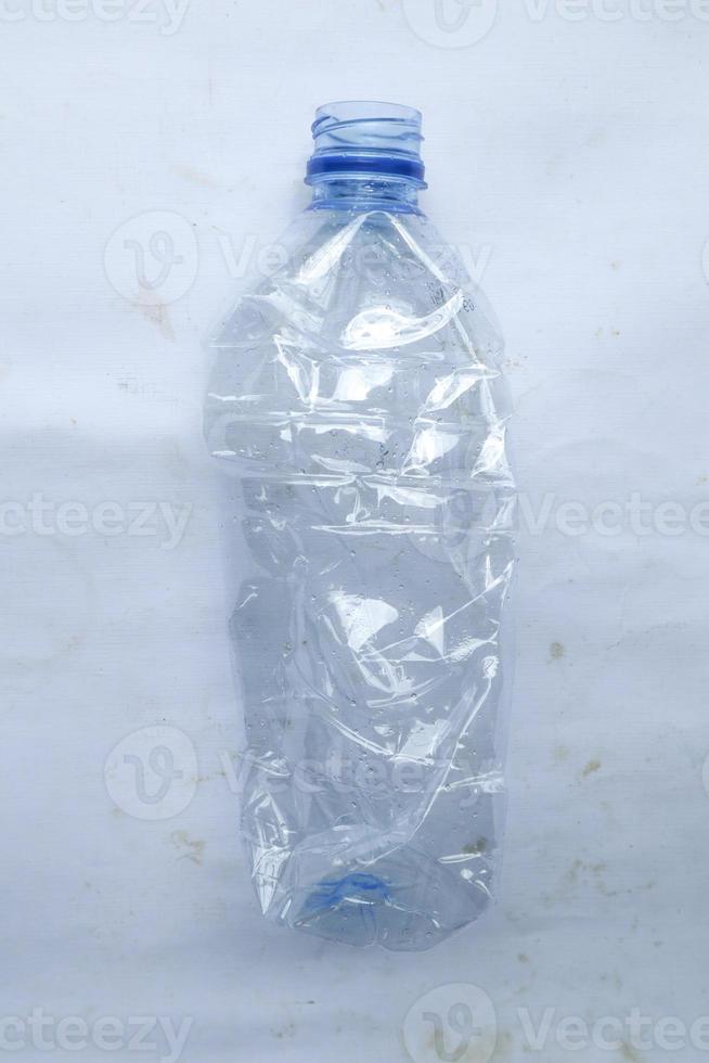ensemble de bouteille d'eau en plastique. isolé sur fond blanc. bouteilles en plastique usagées photo