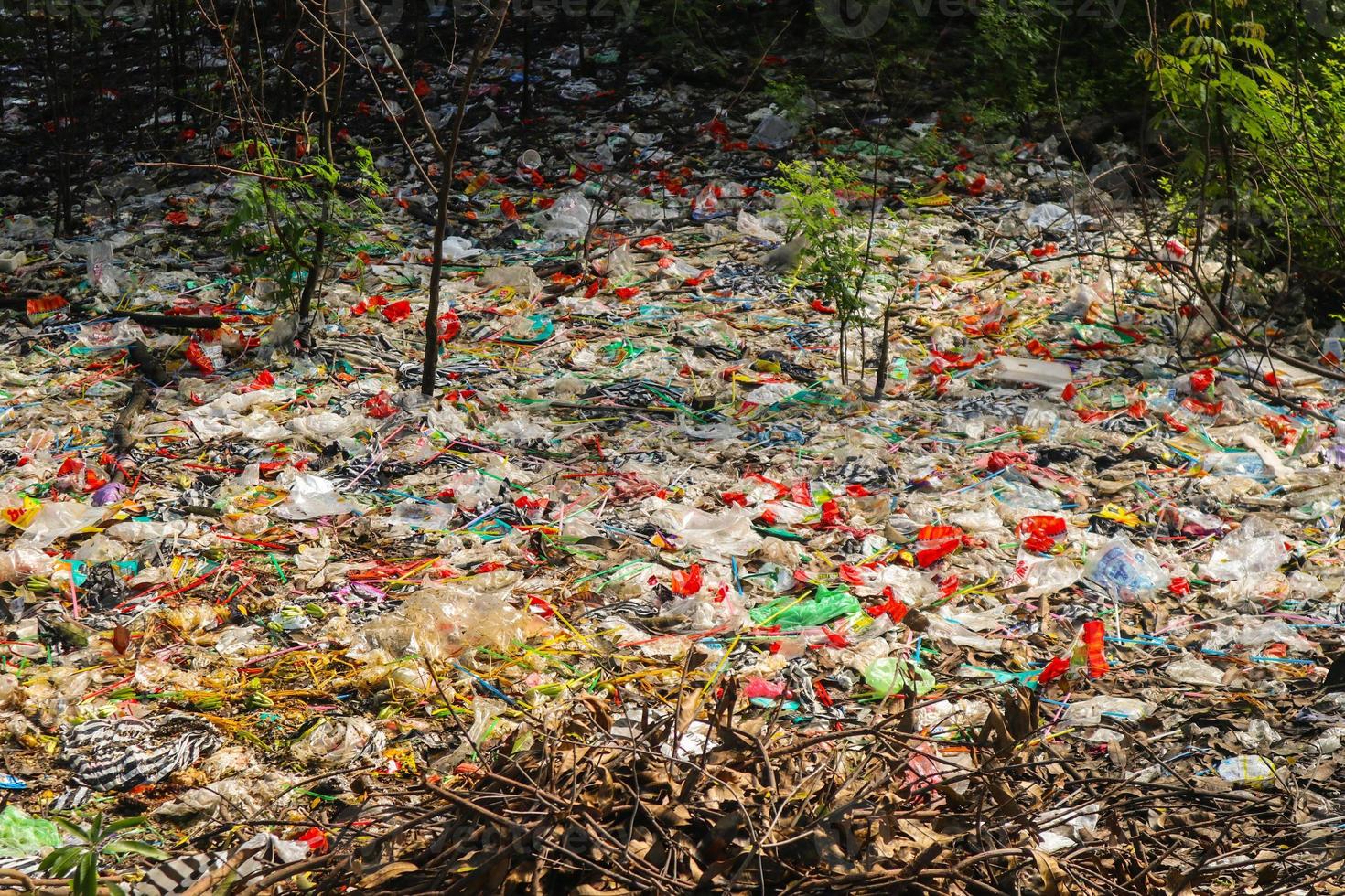 déversé des déchets plastiques sur le terrain de la grande ville. vider les bouteilles en plastique sales usagées. la pollution plastique. pollution environnementale. problème écologique. photo