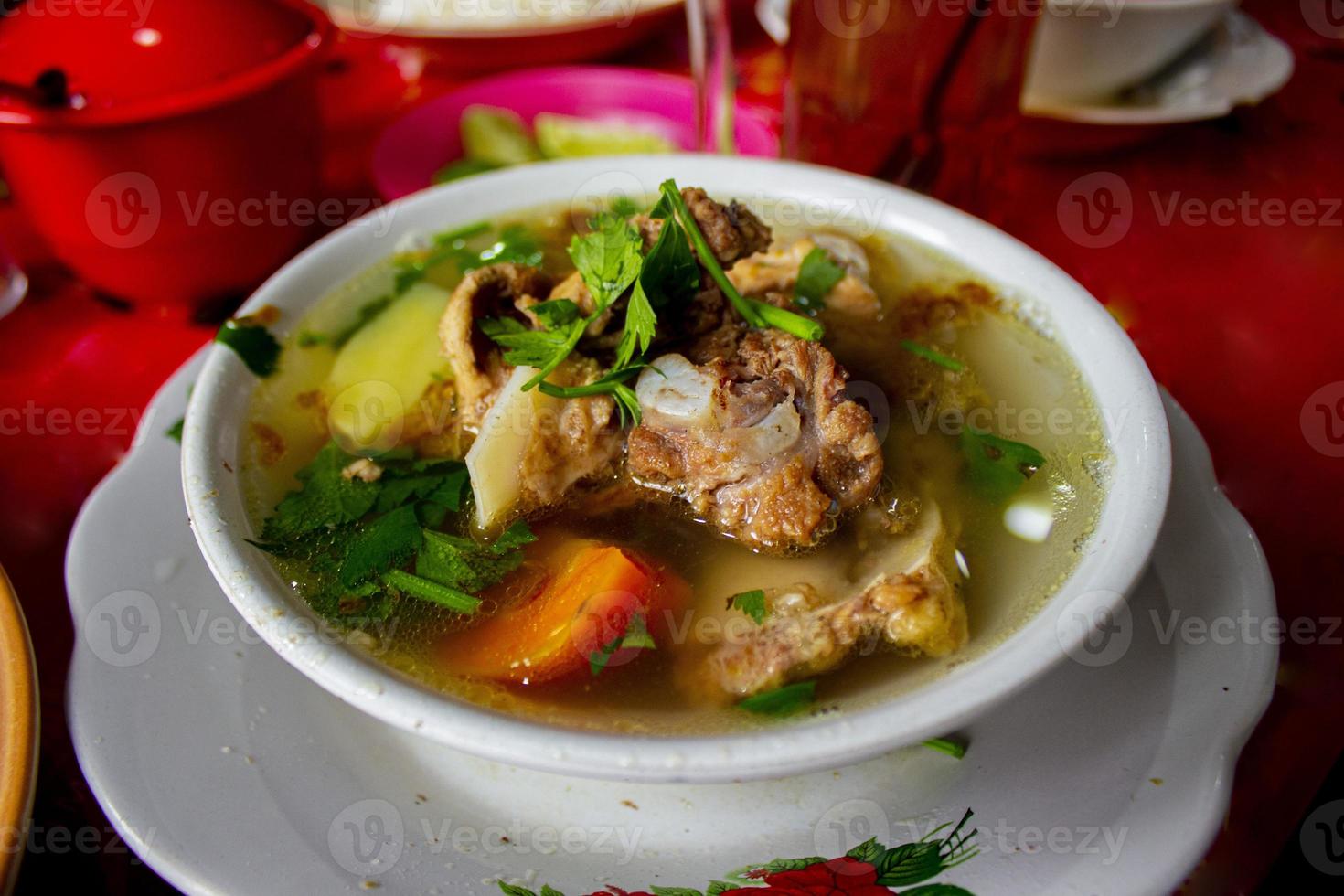 sop buntut ou soupe de queue de boeuf ou soupe de queue est une soupe traditionnelle à base de queue de boeuf, bouillie avec des épices photo