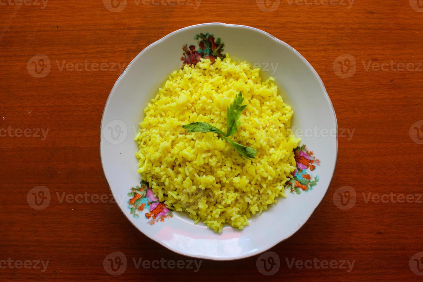 le riz jaune ou riz au curcuma ou nasi kuning est un aliment à base de riz cuit avec du curcuma, du lait de coco et des épices. donc le goût est plus savoureux photo