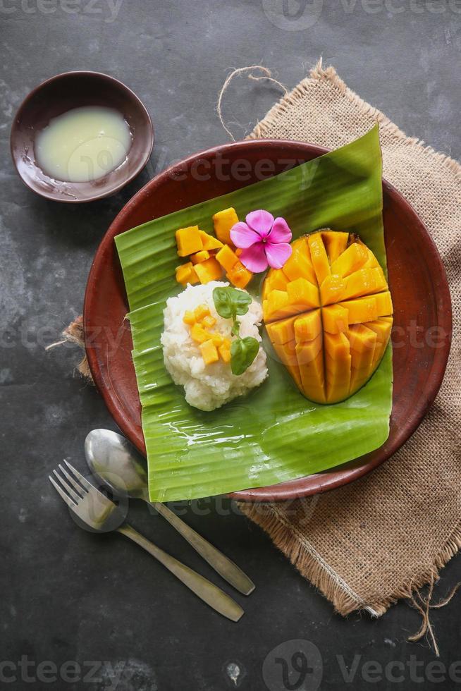 Le riz gluant à la mangue est un dessert thaïlandais composé de riz gluant, de mangue et de lait de coco. photo