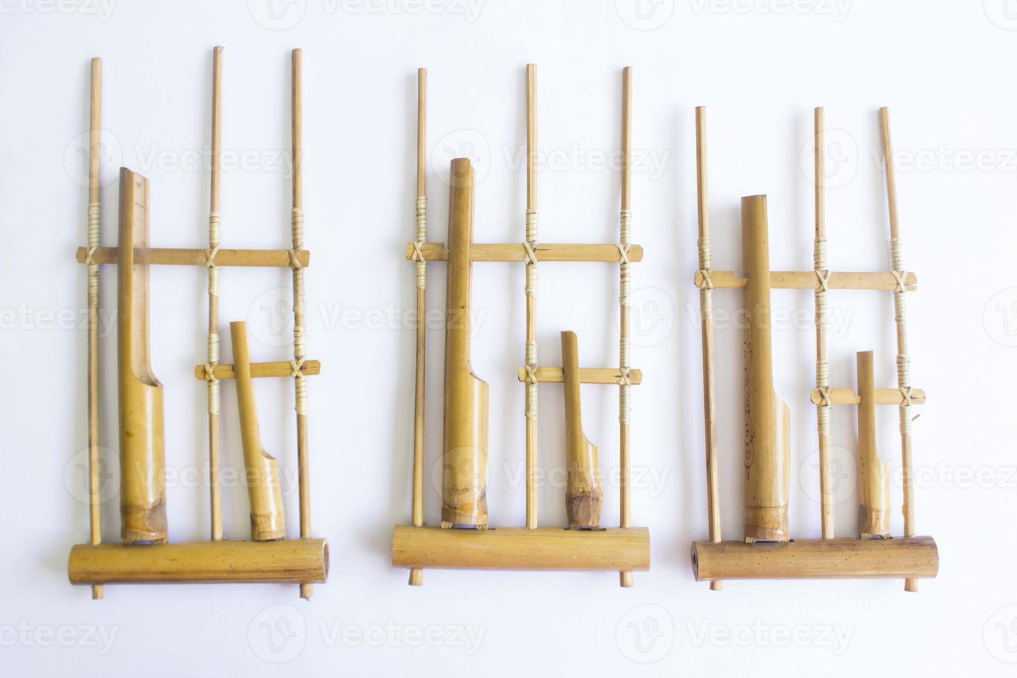 angklung, l'instrument de musique traditionnel sundanais en bambou. isolé sur fond blanc photo