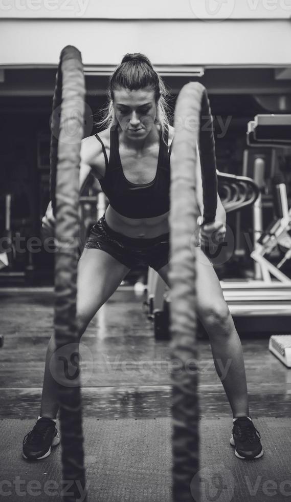 femme faisant une séance d'entraînement à la salle de fitness. photo