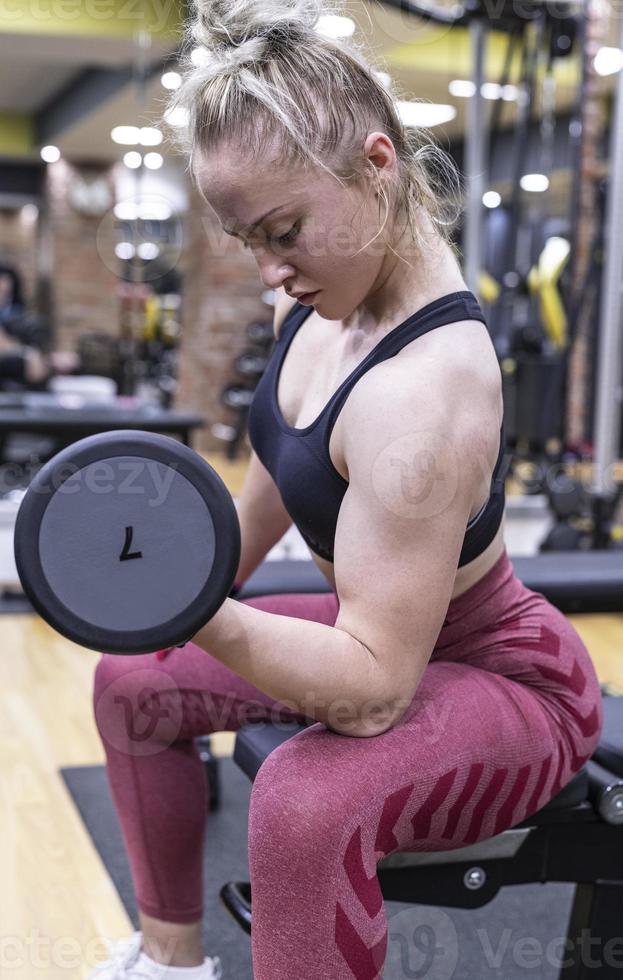 femme faisant une séance d'entraînement à la salle de fitness. photo