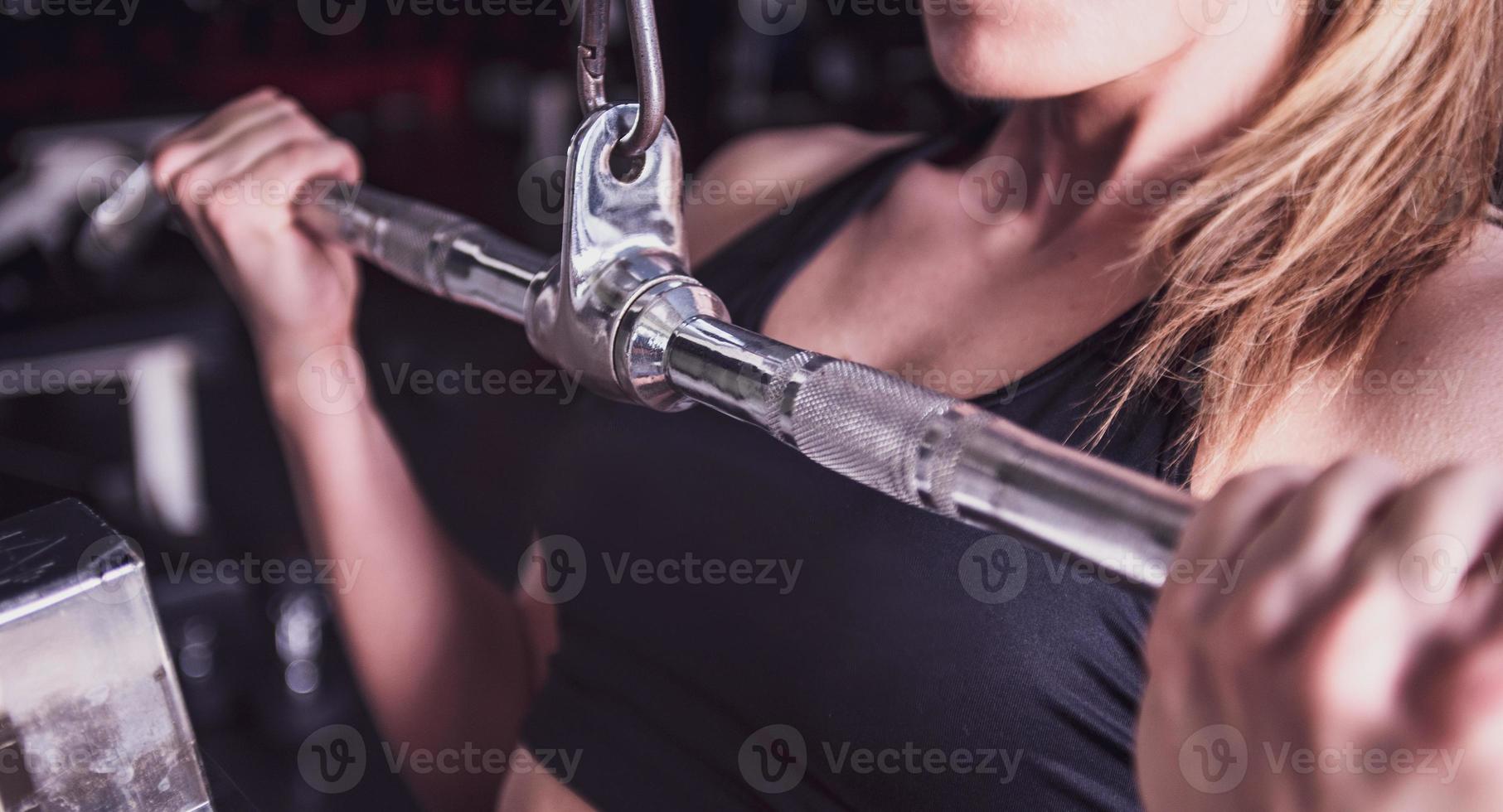 femme faisant une séance d'entraînement à la salle de fitness. photo