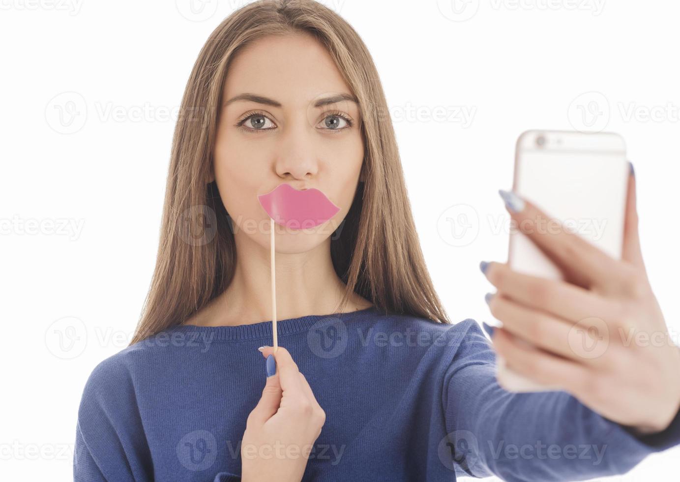 beauté drôle adolescente faisant selfie avec son téléphone portable photo