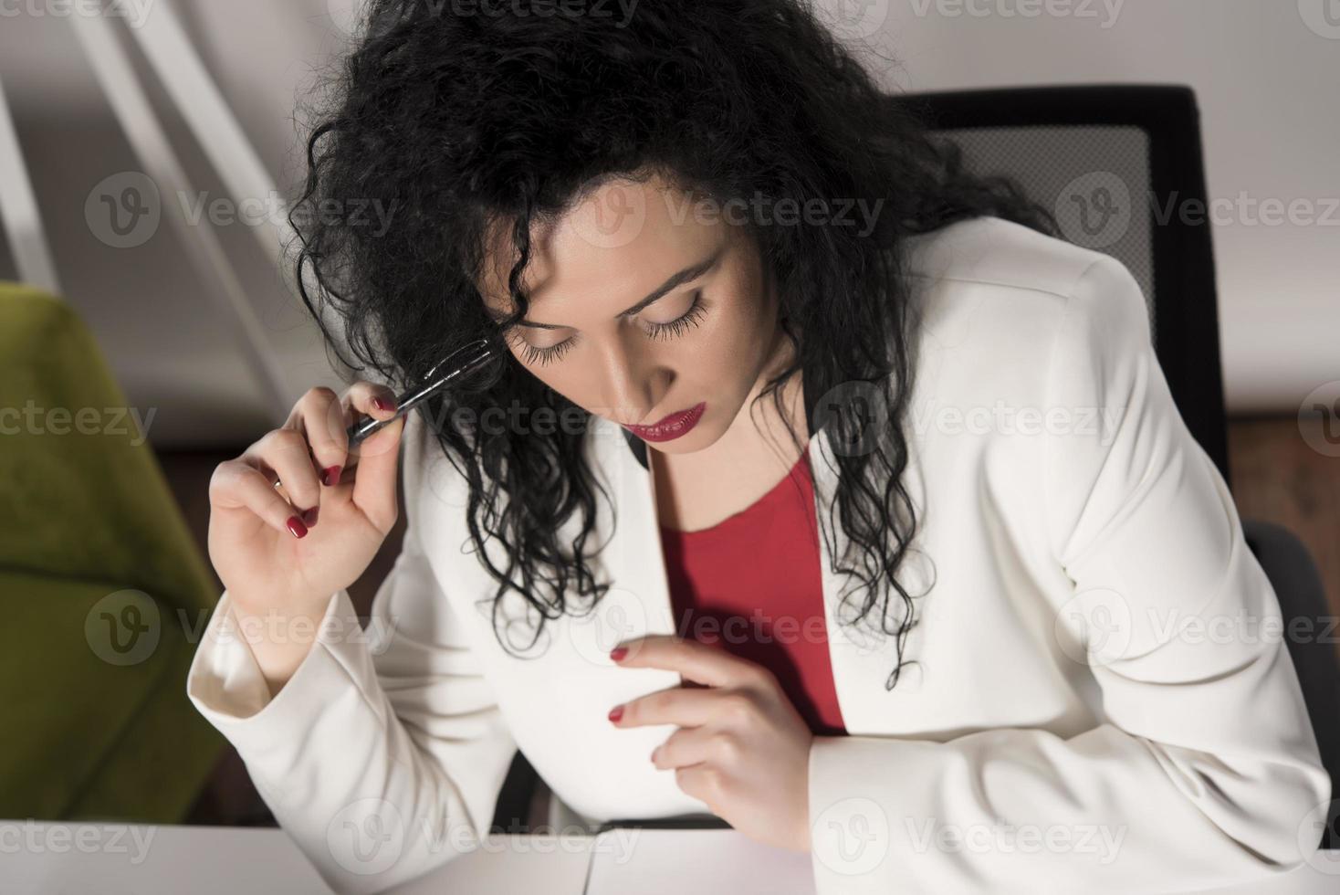 femme d'affaires heureuse essayant de travailler dans son bureau photo