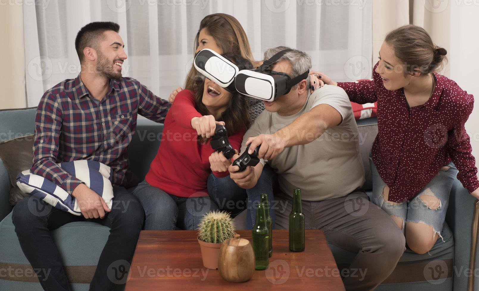 amis jouant à des jeux vidéo portant des lunettes de réalité virtuelle photo