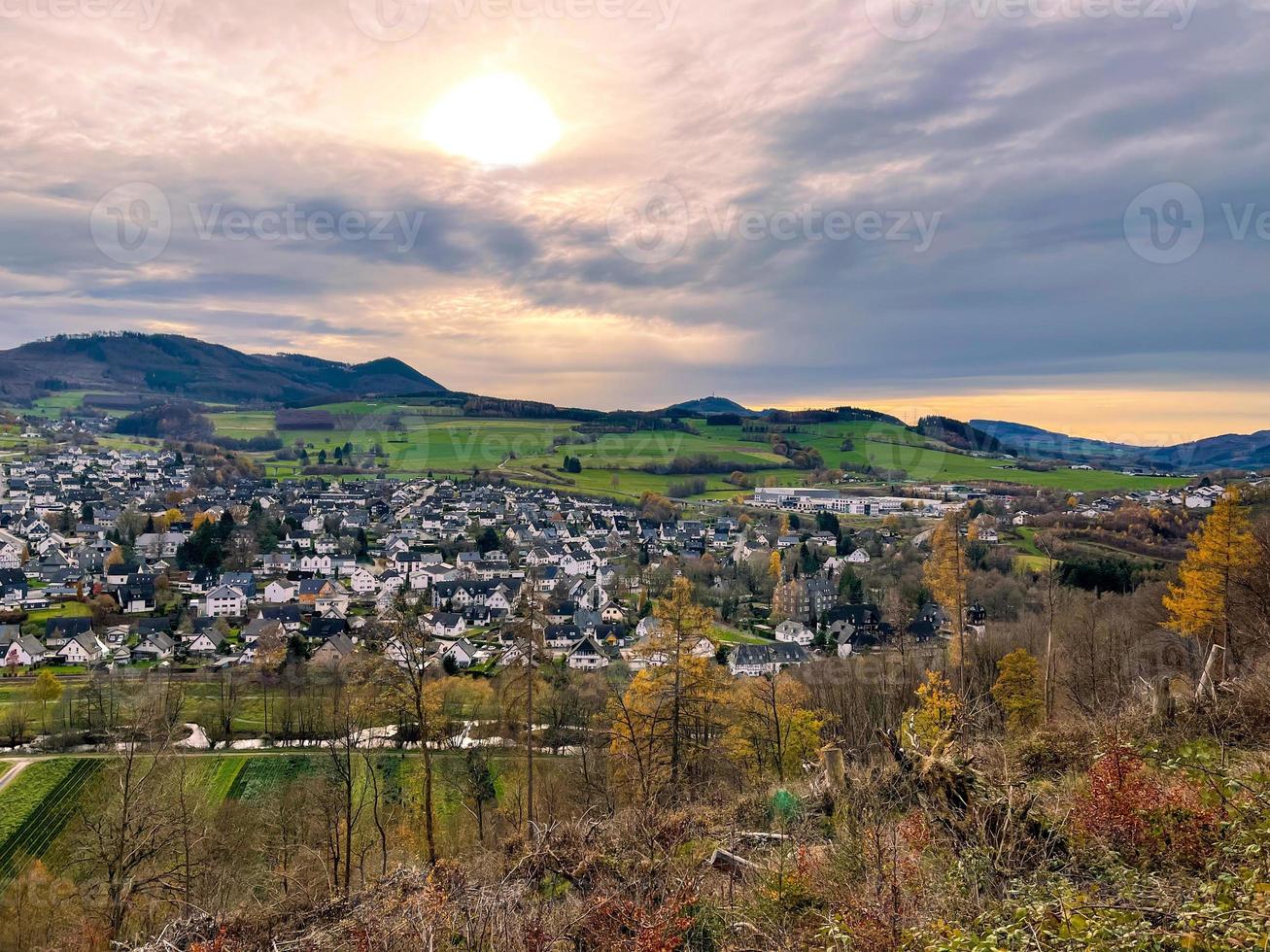 ville au pied des montagnes, champ vert, ville dans la vallée photo