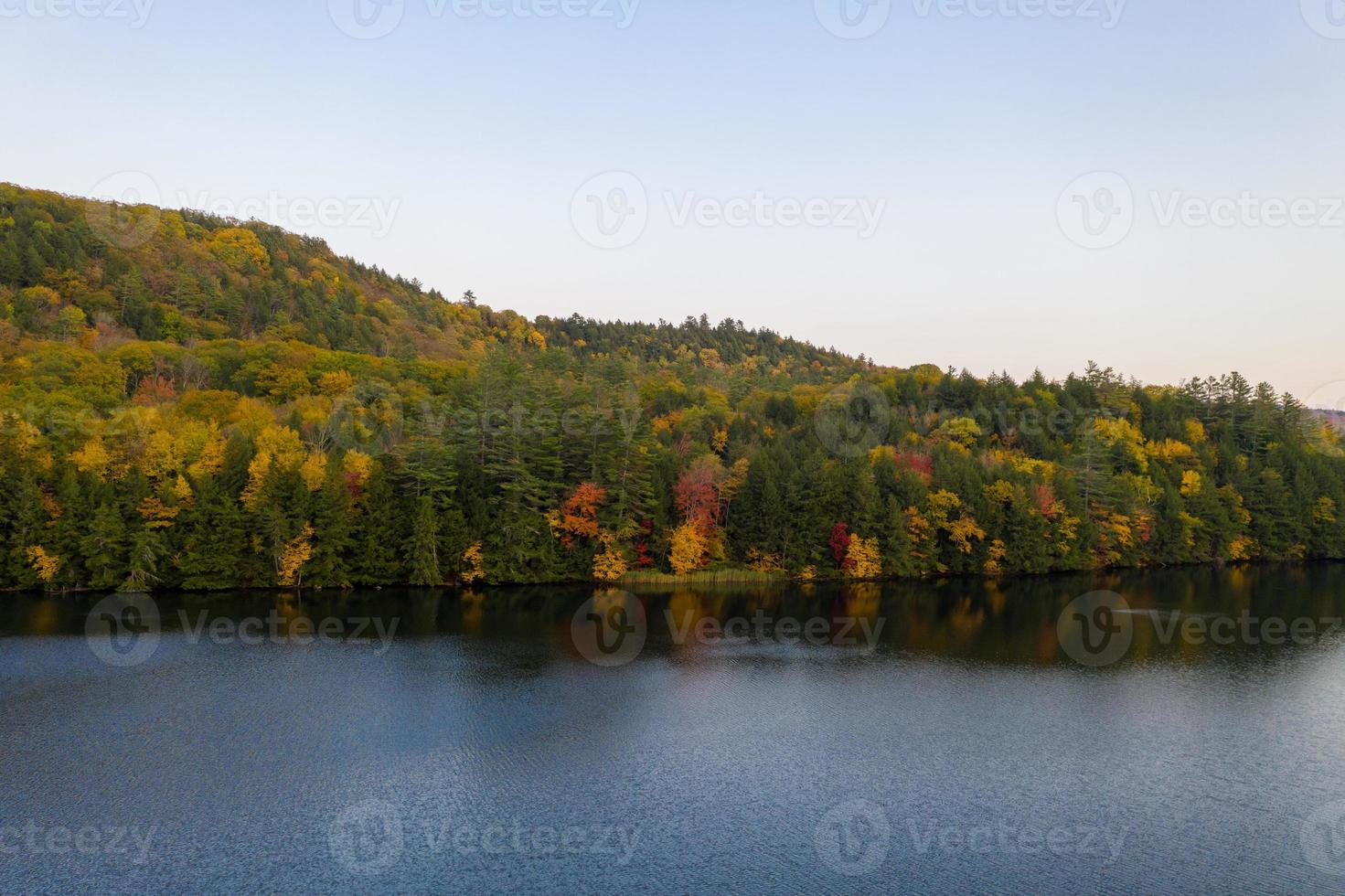 vue aérienne du lac amherst dans le feuillage d'automne à plymouth, vermont. photo