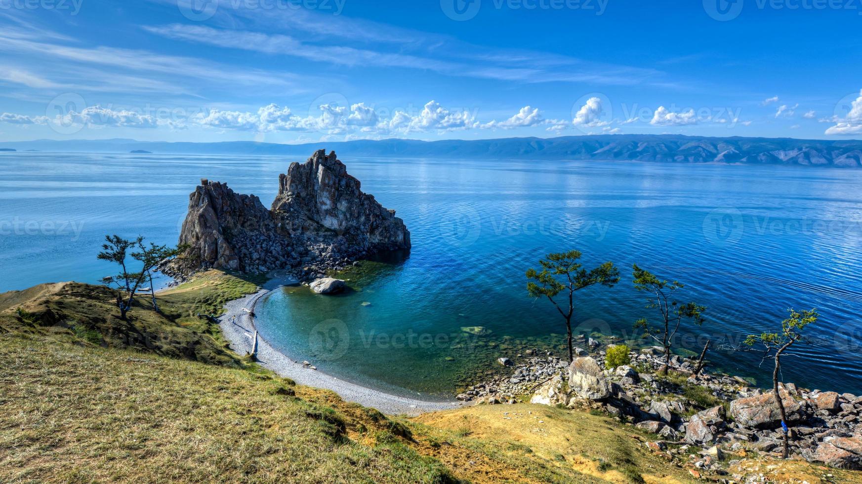 shaman rock, île d'olkhon, lac baïkal, russie photo