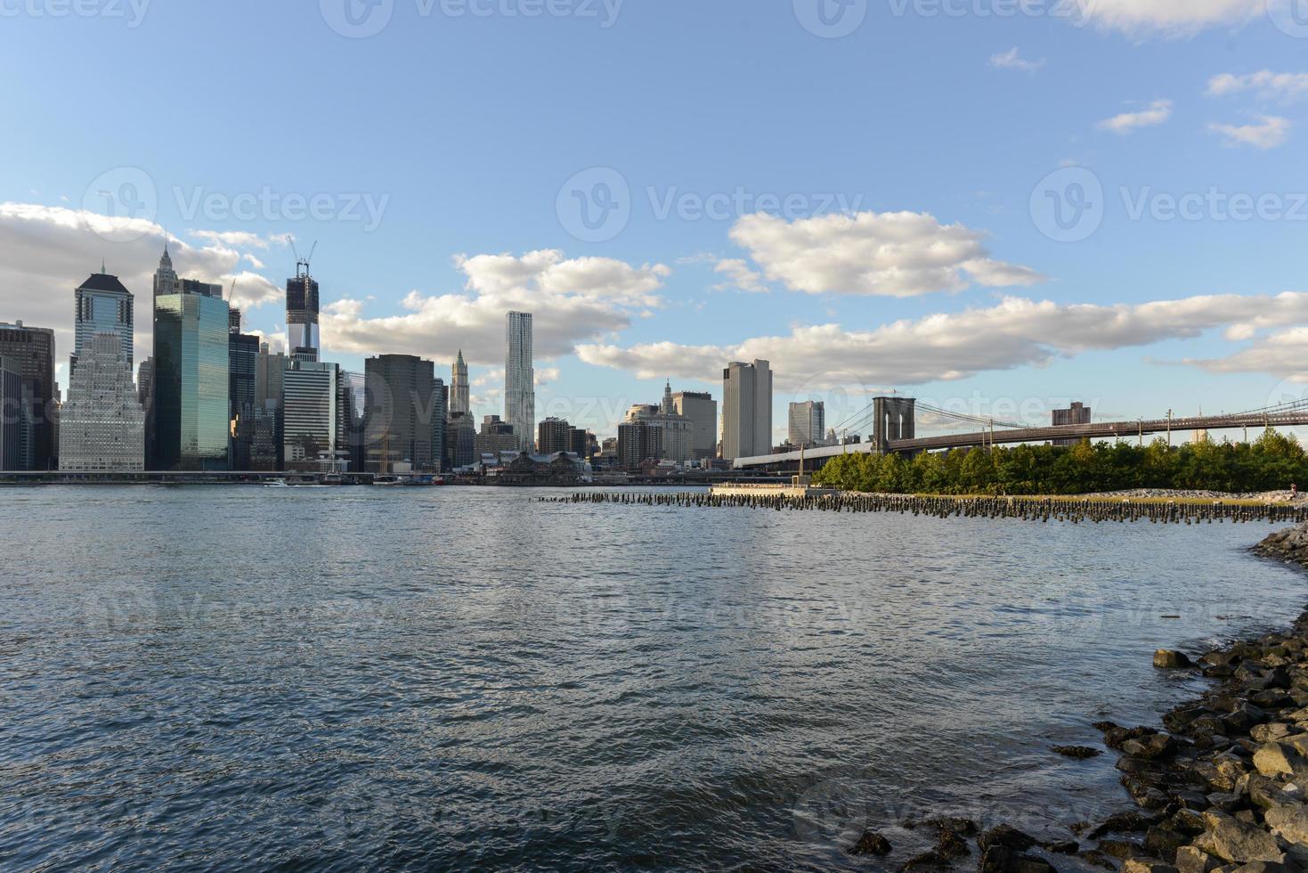 vue sur les toits de manhattan depuis brooklyn, new york. photo