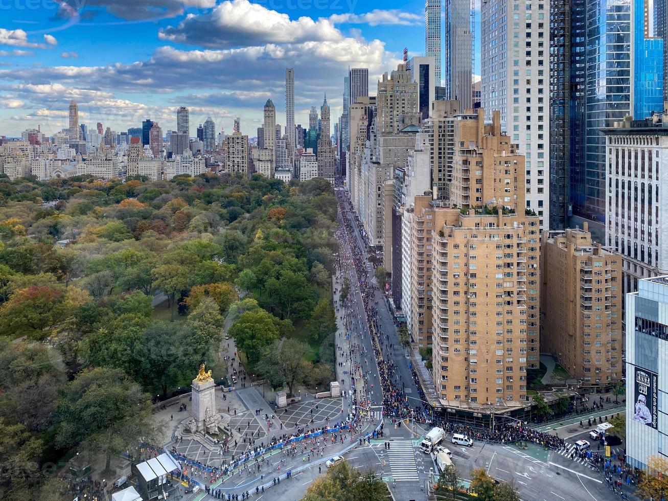 new york city - 3 novembre 2019 - vue aérienne le long de central park south à new york pendant le marathon de new york. photo