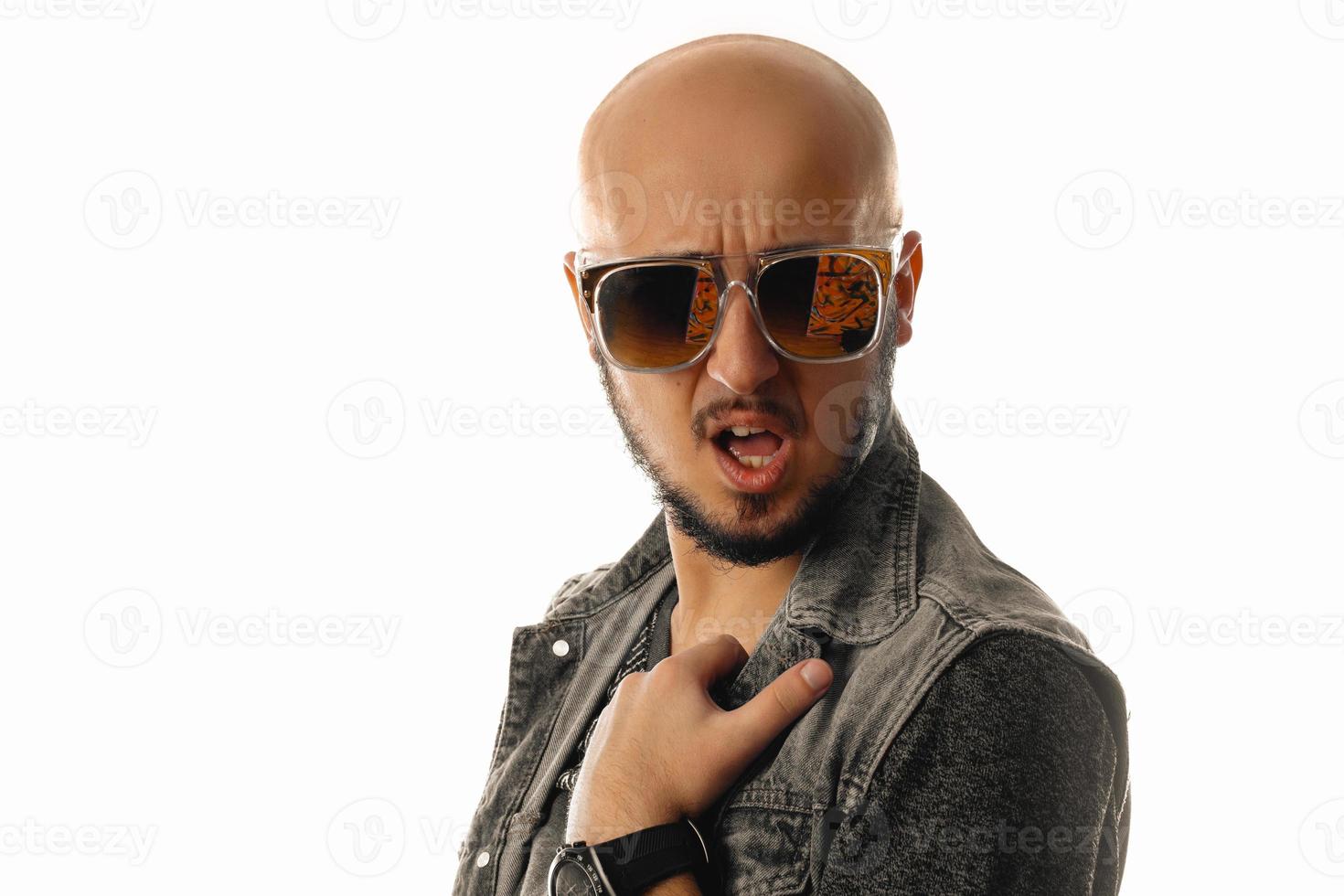 portrait horizontal d'un homme macho à lunettes de soleil regardant loin avec la bouche ouverte photo