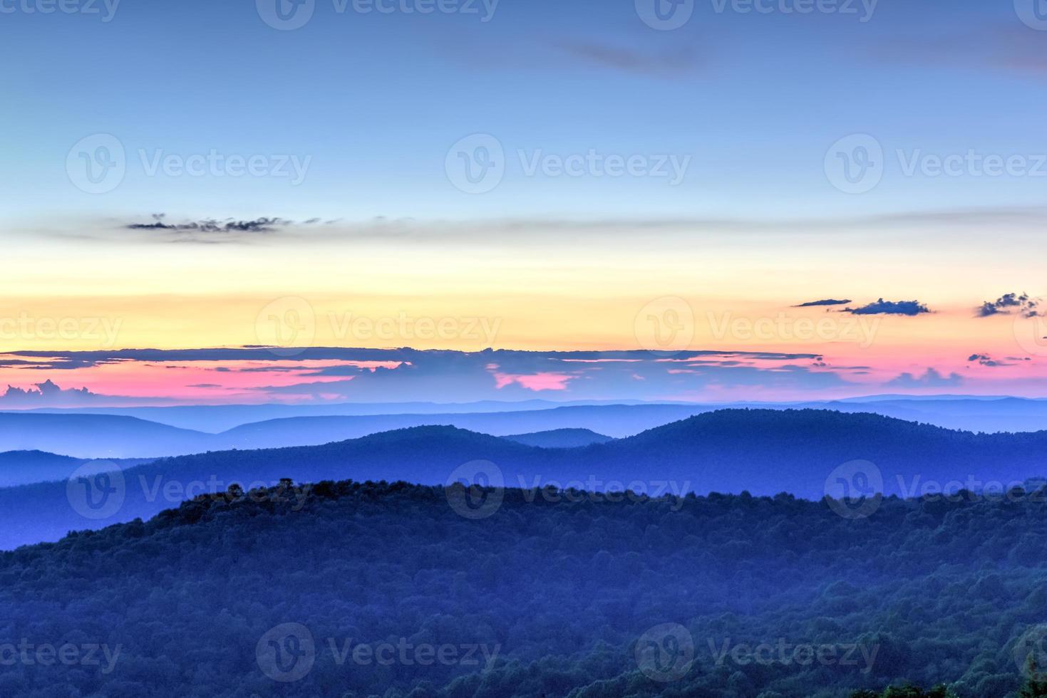coucher de soleil le long de la vallée de shenandoah et des montagnes de la crête bleue du parc national de shenandoah, virginie photo
