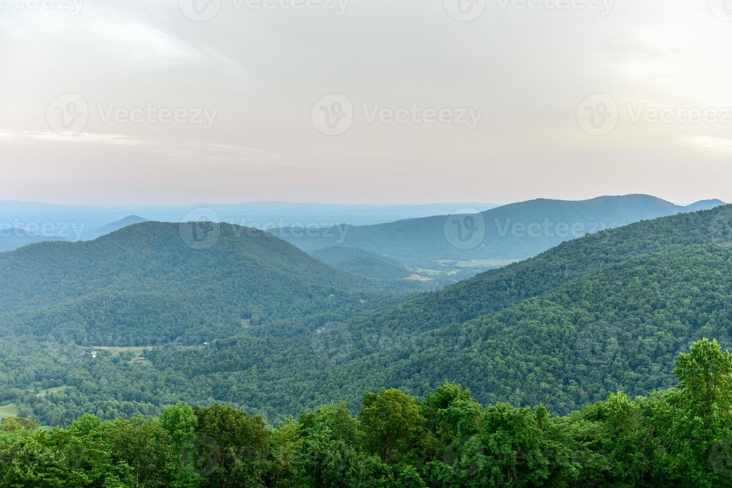 vue sur la vallée de shenandoah et les montagnes de la crête bleue du parc national de shenandoah, virginie photo