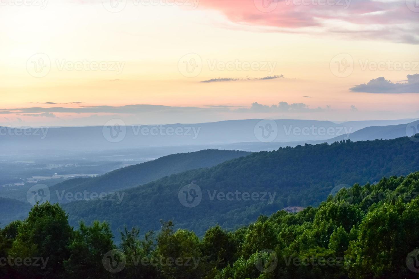 coucher de soleil le long de la vallée de shenandoah et des montagnes de la crête bleue du parc national de shenandoah, virginie photo