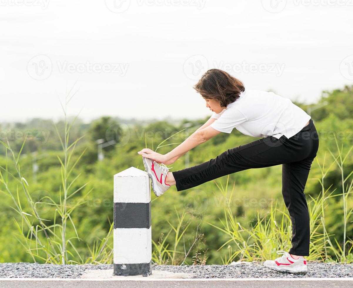 femme se préparant à faire du jogging en plein air photo