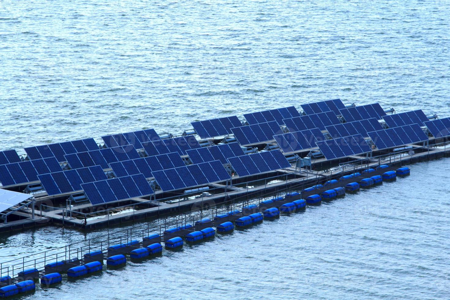 panneau solaire l'énergie solaire propre flotte au-dessus de la rivière au-dessus du barrage par une journée chaude et ensoleillée, parfaite pour produire de l'énergie pour l'avenir. photo