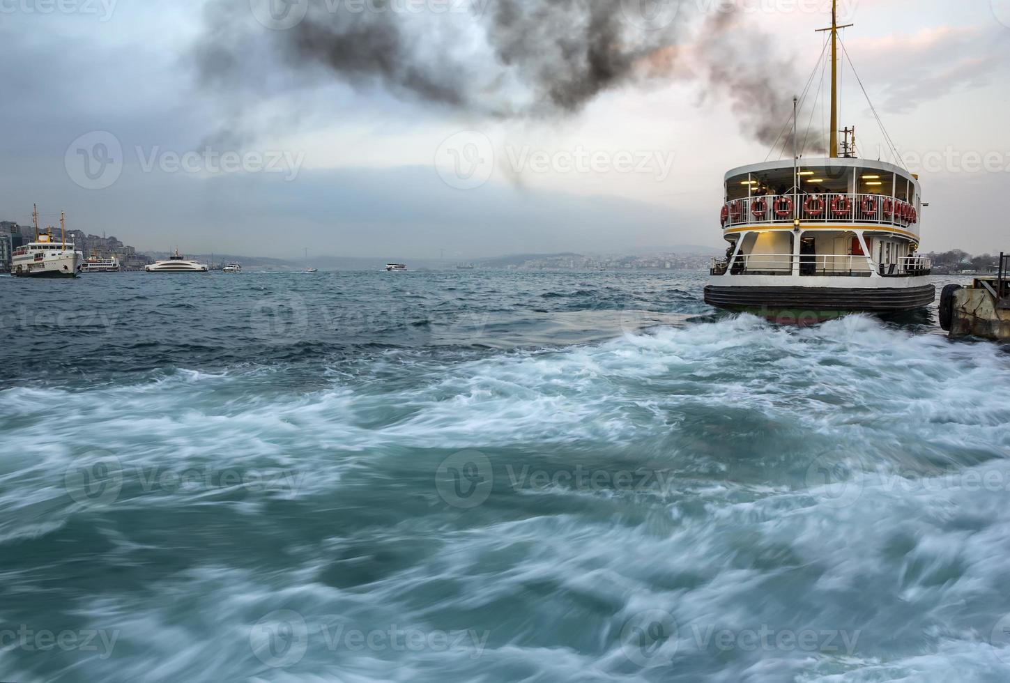 vue d'un navire à passagers et des vagues d'étrave des départs à moteur du port photo