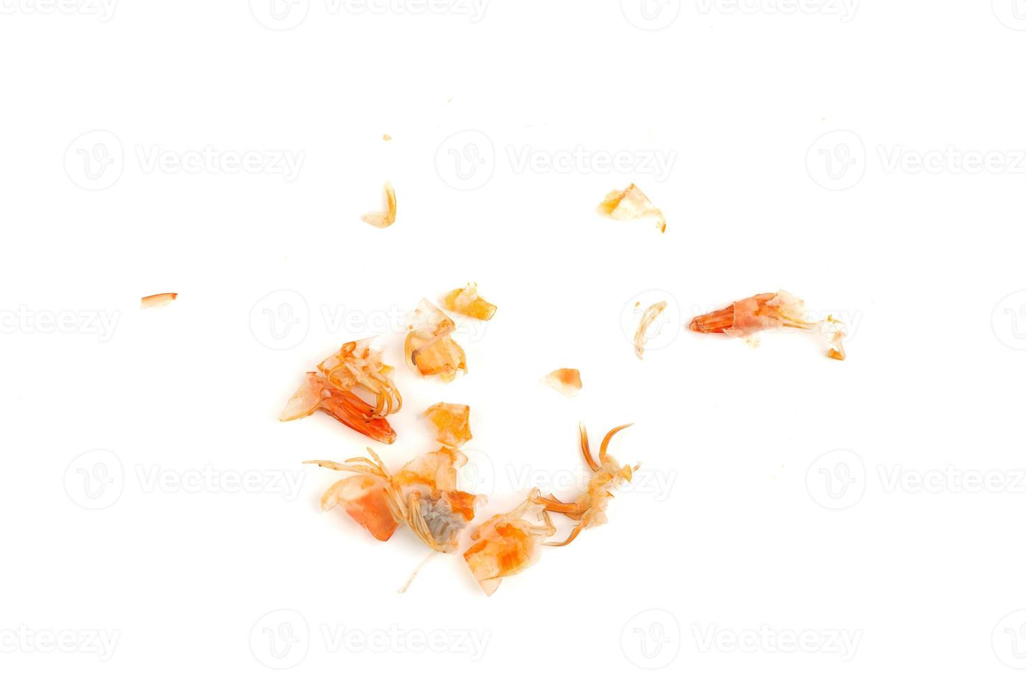 têtes de crevettes et carapaces de crevettes, déchets alimentaires, restes, déchets. fruits de mer naturels. déjeuner. dîner isolé sur fond blanc. photo