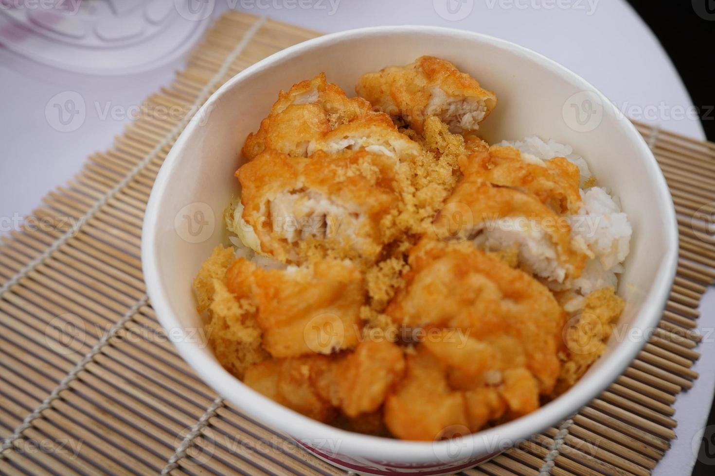 cuisine asiatique un bol de riz avec une délicieuse viande croustillante et savoureuse photo