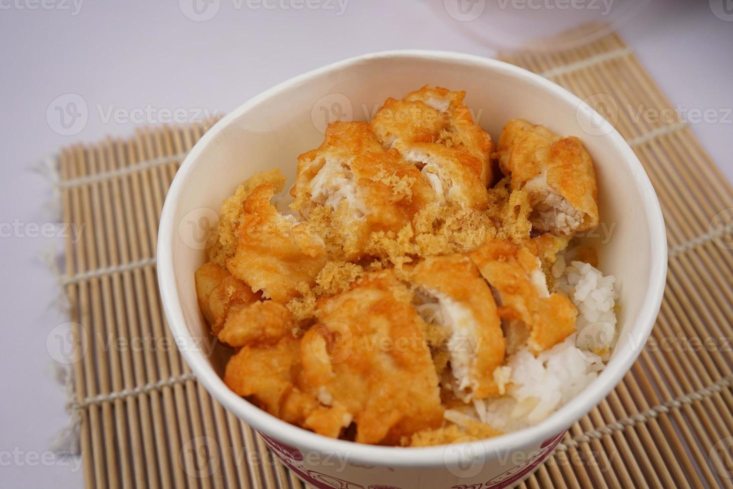 cuisine asiatique un bol de riz avec une délicieuse viande croustillante et savoureuse photo