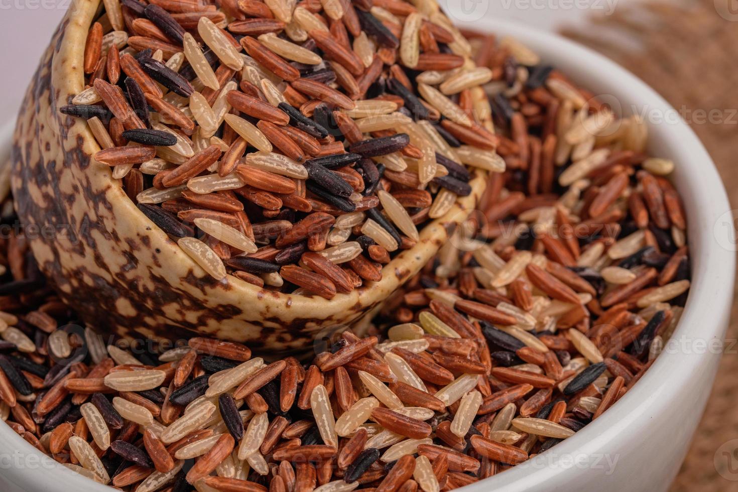 riceberry cru dans une tasse blanche. aliments sains. photo