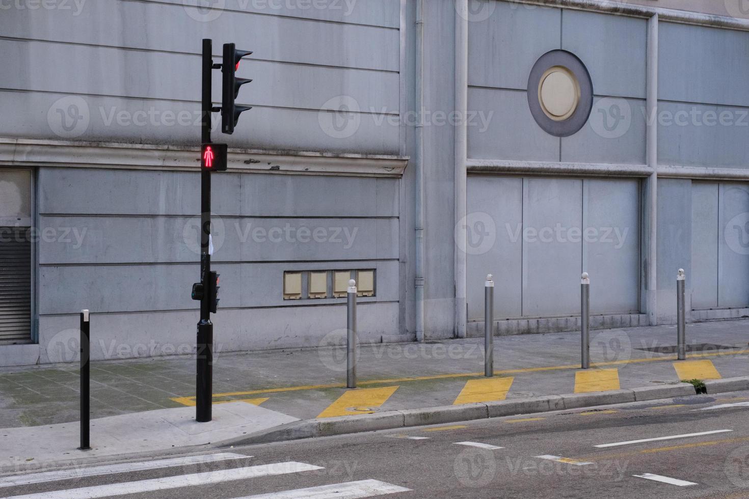 un passage pour piétons avec feux de circulation dans la rue à l'extérieur. photo