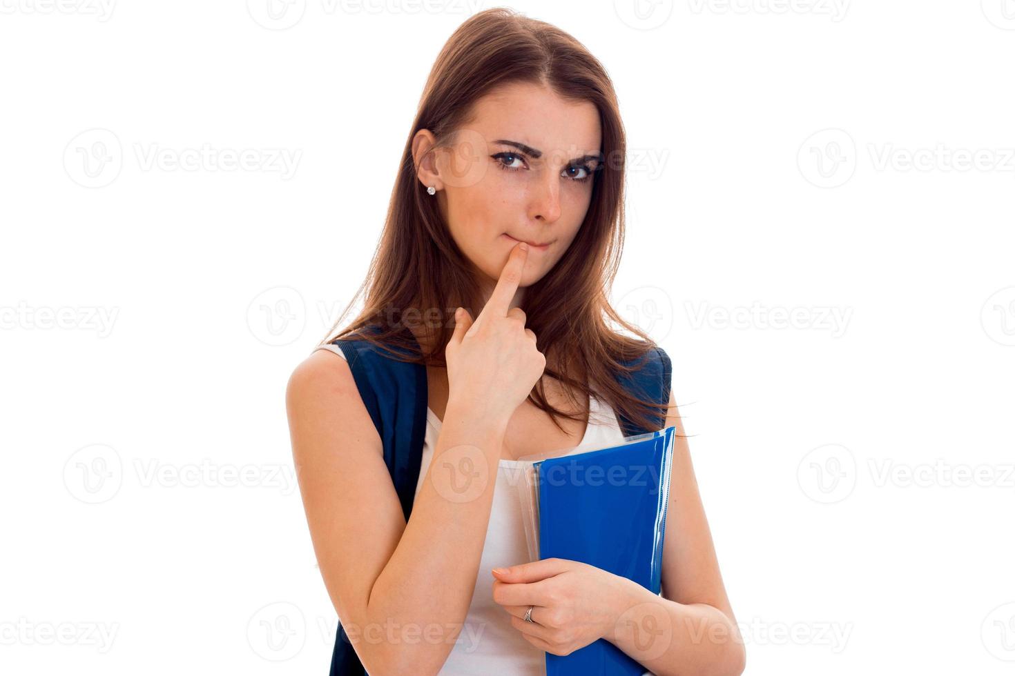 belle jeune fille en chemise blanche et avec un portefeuille et rechignait à tenir un dossier bleu photo